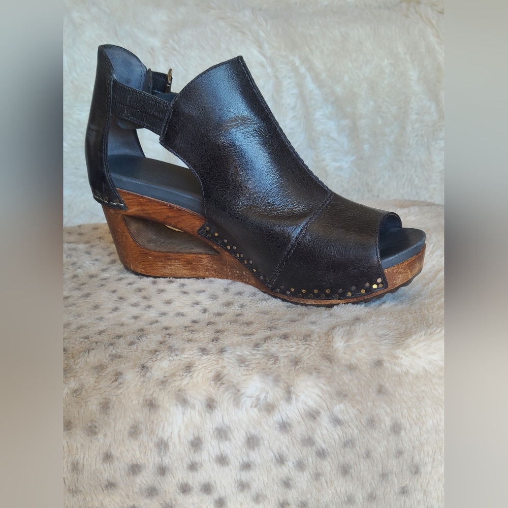 Chic Black Leather Wedge Sandals - Picture 2 of 7